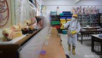 Penyemprotan Disinfektan di SMP 64 Jakarta