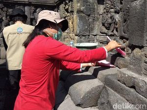 Candi Borobudur 40% Sudah Bersih dari Abu Vulkanik Candi Borobudur 40% Sudah Bersih dari Abu Vulkanik