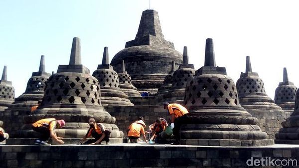 Petugas Bersihkan Abu Merapi dari Candi Borobudur