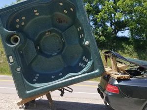 Mobil Porsche Ini Dipaksa Angkut Bak Mandi