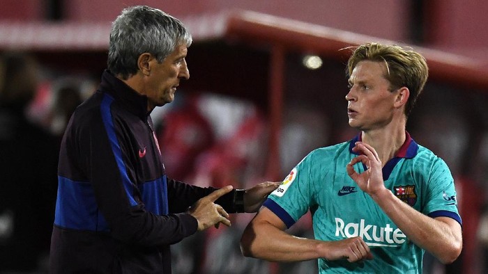 MALLORCA, SPAIN - JUNE 13: Barcelona Head Coach, Quique Setien talks to  Frenkie de Jong of FC Barcelona during  the La Liga match between RCD Mallorca and FC Barcelona at Estadio de Son Moix on June 13, 2020 in Mallorca, Spain. (Photo by David Ramos/Getty Images)