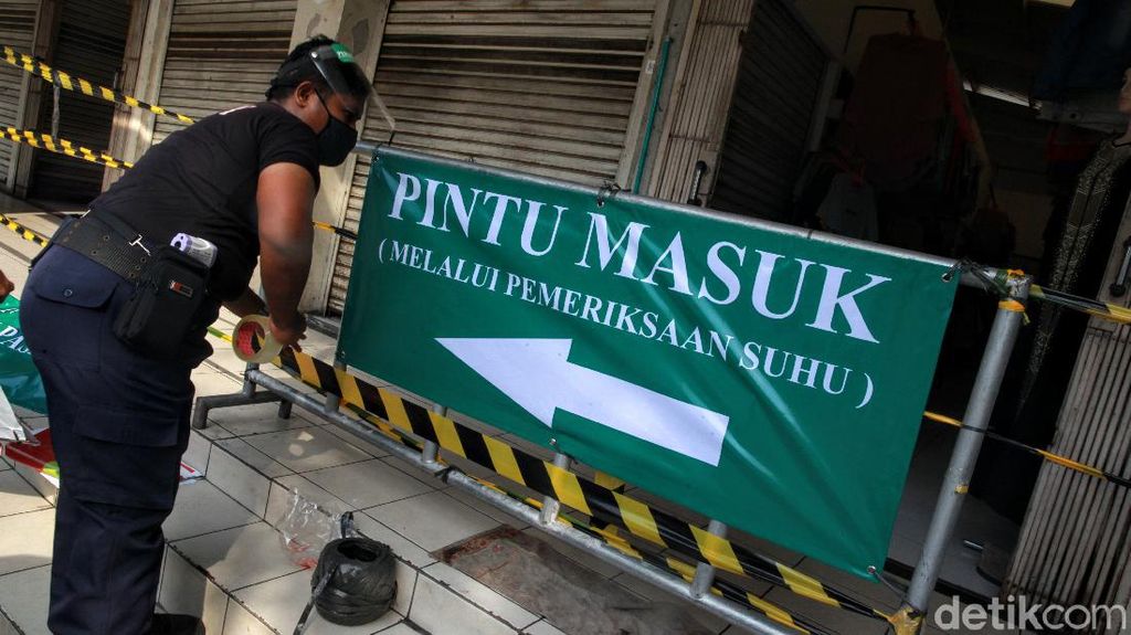 Rambu-rambu Protokol COVID-19 Mejeng di Pasar Pesanggrahan Rambu-rambu Protokol COVID-19 Mejeng di Pasar Pesanggrahan