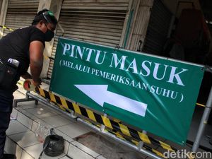 Rambu-rambu Protokol COVID-19 Mejeng di Pasar Pesanggrahan