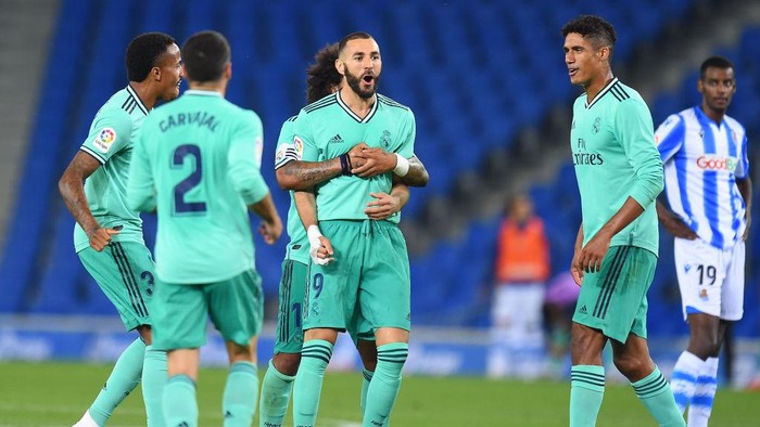 SAN SEBASTIAN, SPAIN - JUNE 21:  Karim Benzema of Real Madrid is congratulated by team mate Marcelo after scoring his teams second goal during the Liga match between Real Sociedad and Real Madrid CF at Estadio Anoeta on June 21, 2020 in San Sebastian, Spain. (Photo by Juan Manuel Serrano Arce/Getty Images)