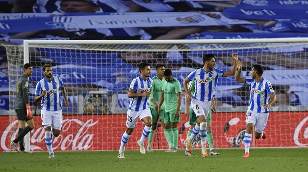 Real Sociedad's Mikel Merino celebrates his goal during the Spanish La Liga soccer match between Real Sociedad and Real Madrid at Anoeta stadium, San Sebastian, Spain, Sunday, June 21, 2020. (AP Photo/Alvaro Barrientos)