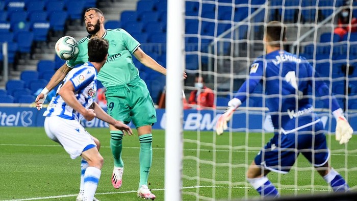 SAN SEBASTIAN, SPAIN - JUNE 21:  Karim Benzema of Real Madrid controls the ball to score his teams second goal during the Liga match between Real Sociedad and Real Madrid CF at Estadio Anoeta on June 21, 2020 in San Sebastian, Spain. (Photo by Juan Manuel Serrano Arce/Getty Images)
