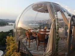 Restoran Ini Sediakan Tabung Balon Transparan untuk Cegah COVID-19