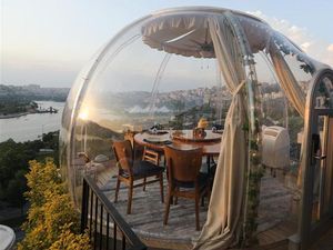 Restoran Ini Sediakan Tabung Balon Transparan untuk Cegah COVID-19 Restoran Ini Sediakan Tabung Balon Transparan untuk Cegah COVID-19