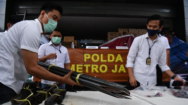 Polisi menata barang bukti saat rilis kasus kejahatan kelompok John Kei di Polda Metro Jaya, Jakarta, Senin (22/6/2020). Tim gabungan Polda Metro Jaya berhasil menangkap 30 orang yakni John Kei beserta anggota kelompoknya dalam kasus pengeroyokan, pembunuhan dan kekerasan di kawasan Duri Kosambi, Jakarta Barat dan Perumahan Green Lake City, Kota Tangerang, Banten pada Minggu 21 Juni 2020. ANTARA FOTO/Sigid Kurniawan/wsj.