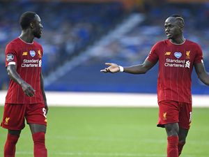 Kocak! Sadio Mane Main Lari Saja Saat Pemain Lain Berlutut