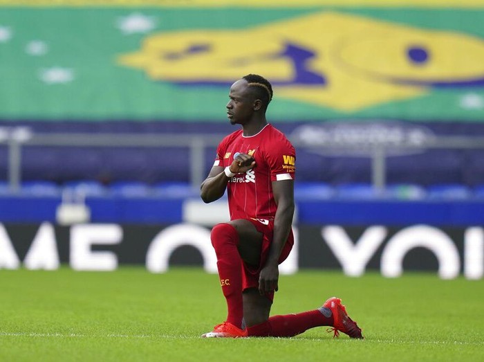 Liverpool's Sadio Mane takes the knee before the English Premier League soccer match between Everton and Liverpool at Goodison Park in Liverpool, England, Sunday, June 21, 2020. (AP photo/Jon Super, Pool)