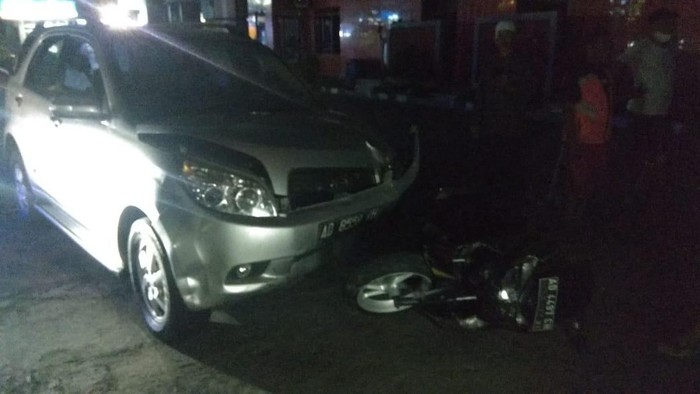 Sebuah mobil menabrak mesin dispenser dan tiga orang di SPBU Jalan Bhayangkara, Solo, Senin (22/6/2020).