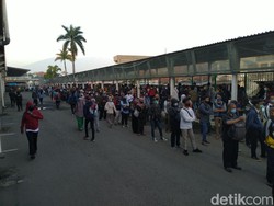 Video Antrean Mengular di Stasiun Bogor, Loket Pindah ke Area Parkir