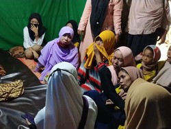 Jenazah 2 Anak Diduga Dibunuh Ayah Tiri Dibawa ke Rumah, Keluarga Histeris