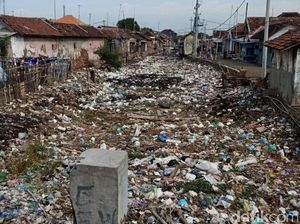 Menjijikkan! Sungai di Pasuruan Ini Penuh Sampah, Ada Kasur hingga Televisi Menjijikkan! Sungai di Pasuruan Ini Penuh Sampah, Ada Kasur hingga Televisi
