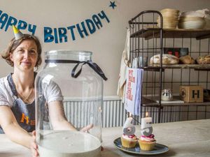 Wah! Toko Roti Ini Rayakan Ulang Tahun Ke-65 Ragi Rotinya