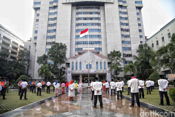 Sejumlah pegawai PNS melakuan upacara HUT DKI Jakarta ke-493 dengan melakukan protokol kesehatan physical distancing di kawasan kantor Walikota Jakarta Utara, Senin (22/6). Upacara perdana di masa pandemi COVID-19 tersebut hanya melibatkan 50 peserta upacara dan mengutamakan ketentuan protokol kesehatan.