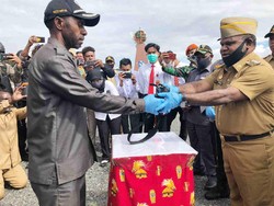 Anggota KKSB Papua Serahkan Senpi dan Nyatakan Kembali ke NKRI