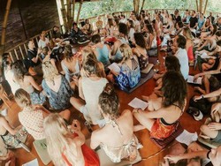 Yoga Massal di House of Om Bali yang Diikuti Banyak Bule Ternyata Tak Berizin