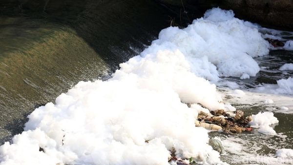 Waduh! Banjir Kanal Timur Kembali Berbusa