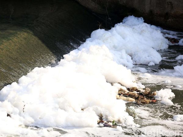 Waduh! Banjir Kanal Timur Kembali Berbusa