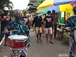 22 Hari Diisolasi di RS Gegara Corona, Kakek Ini Pulang Disambut Drum Band