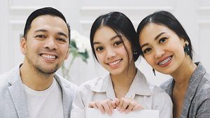 Adu Gaya 9 Artis Dampingi Anak Wisuda Online, Siapa Paling Kece?