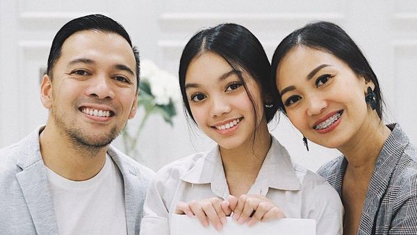 Adu Gaya 9 Artis Dampingi Anak Wisuda Online, Siapa Paling Kece?