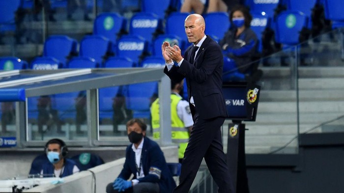 SAN SEBASTIAN, SPAIN - JUNE 21:  Zinedine Zidane , Real Madrid manager encourages his players during of the Liga match between Real Sociedad and Real Madrid CF at Estadio Anoeta on June 21, 2020 in San Sebastian, Spain. (Photo by Juan Manuel Serrano Arce/Getty Images)