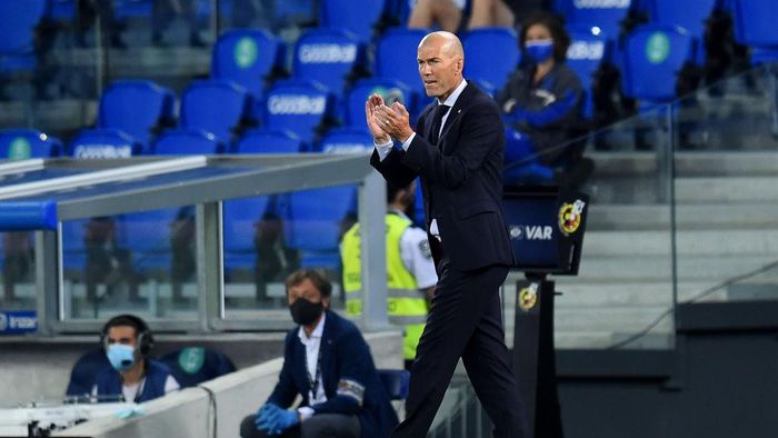 Zinedine Zidane SAN SEBASTIAN, SPAIN - JUNE 21: Zinedine Zidane , Real Madrid manager encourages his players during of the Liga match between Real Sociedad and Real Madrid CF at Estadio Anoeta on June 21, 2020 in San Sebastian, Spain. (Photo by Juan Manuel Serrano Arce/Getty Images)