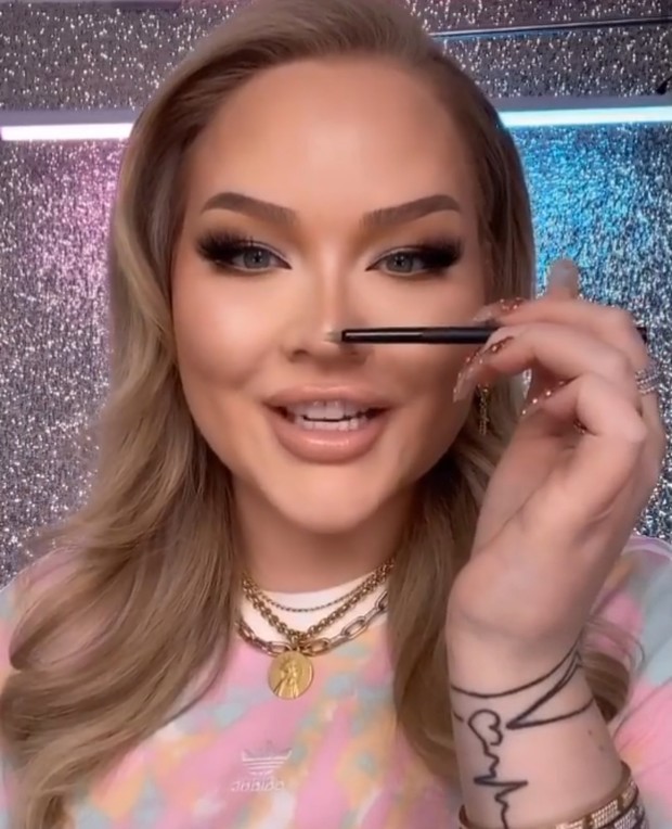 https://www.instagram.com/nikkietutorials/ Buat highlight di bagian tengah hidung. Aplikasikan highlighter di bagian pangkal hidung serta bawah hidung.
