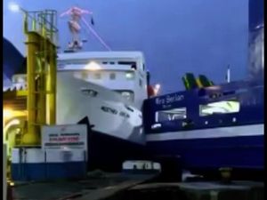 2 Kapal Tabrakan di Pelabuhan Merak, Tak Ada Korban Jiwa 2 Kapal Tabrakan di Pelabuhan Merak, Tak Ada Korban Jiwa