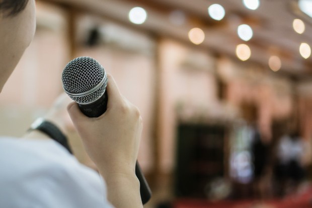 Ilustrasi: pikiran fokus sebelum presentasi agar dapat berbicara lancar di depan umum