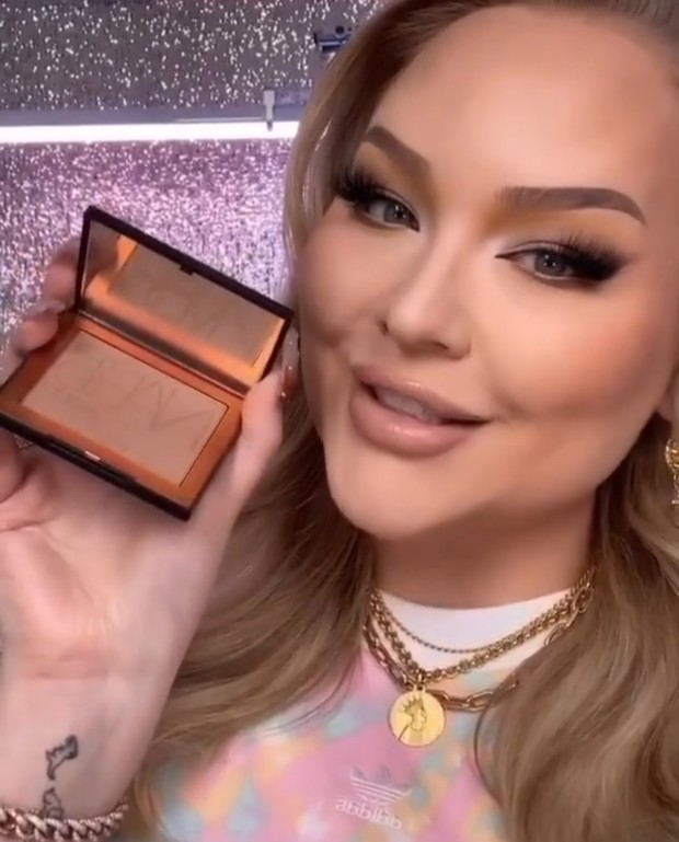 https://www.instagram.com/nikkietutorials/ Aplikasikan bronzer ke area hidung secara tipis dan merata menggunakan brush atau kuas.