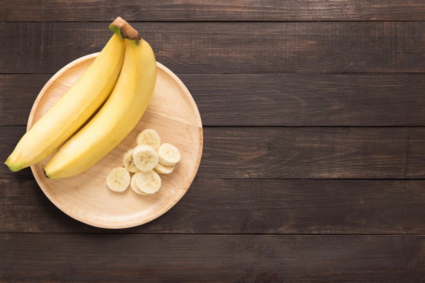Pisang/freepik.com Kandungan fosfat, potasium dan vitamin E di dalam buah pisang akan membantu kulit kamu bercahaya.