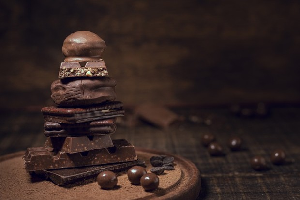 Dark Chocolate Dark chocolate mencegah peradangan jerawat yang nantinya akan mengontrol produksi minyak kulit dengan bantuan antioksidan.