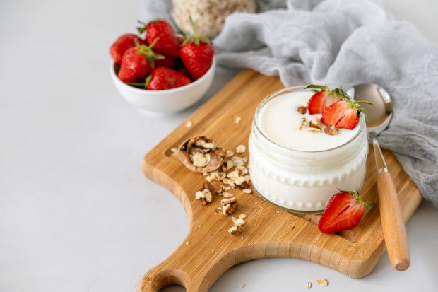 Bakteri asam laktat yang terkandung di yoghurt akan terbunuh oleh asam hidroklorat di dalam perut jika dikonsumsi saat belum makan.
