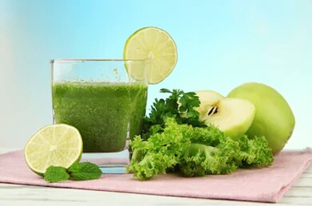 Jus Parsley/shutterstock.com Jus parsley atau jus daun peterseli memiliki segudang manfaat diantaranya melancarkan pencernaan, mengatasi infeksi pada kandung kemih, mencegah batu ginjal, dan masih banyal lagi.