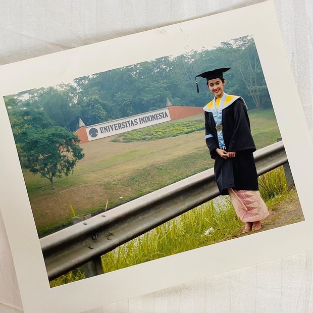 Prita Hapsari menggunakan toga saat wisuda S1 di Universitas Indonesia