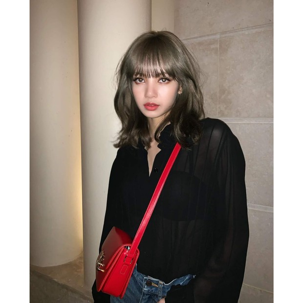 Lisa BLACKPINK menghadiri acara peragaan busana di Paris.