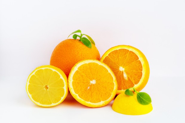 Buah Citrus Kandungan vitamin C dan komponen detoksifikasinya dapat menghilangkan minyak tambahan di kulit kamu