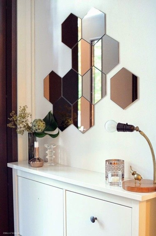 Kaca Hexagonal/Pinterest.com Menghias kamar dengan kaca hexagonal