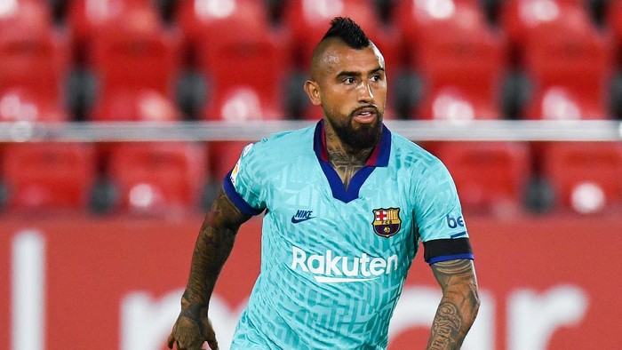 MALLORCA, SPAIN - JUNE 13: Arturo Vidal of FC Barcelona runs with the ball during the Liga match between RCD Mallorca and FC Barcelona at Estadio de Son Moix on June 13, 2020 in Mallorca, Spain. (Photo by David Ramos/Getty Images)