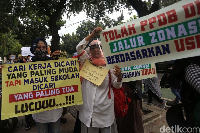 Pemprov DKI Jakarta mengeluarkan aturan penerimaan sekolah berdasarkan zonasi yang mengacu pada usia siswa. Aturan ini menuai sejumlah protes warga.