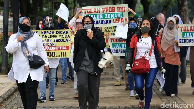 Pemprov DKI Jakarta mengeluarkan aturan penerimaan sekolah berdasarkan zonasi yang mengacu pada usia siswa. Aturan ini menuai sejumlah protes warga.