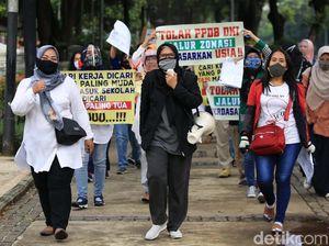 Anies Didemo Massa Wali Murid, Tolak Aturan Usia PPDB