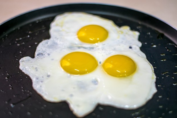 sunny-side-up eggs/pixabay.com/ Kesalahan saat membuat telur sunny-side-up adalah ketika masih ada putih telur mentah di sekitar kuning telur