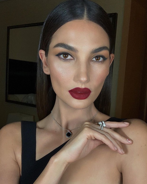 Deep maroon lipstick/Sumber: instagram.com/hungvanngo Deep maroon menjadi pilihan lipstick merah lain yang dapat membuat gigi tampak lebih cerah