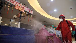 Blok M Square Tak Luput dari Penyemprotan Disinfektan