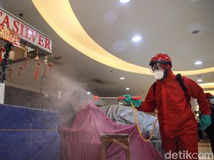 Blok M Square Tak Luput dari Penyemprotan Disinfektan